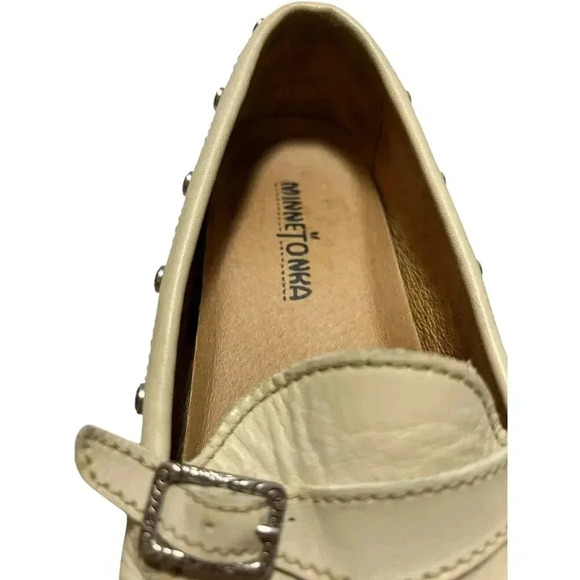 Minnetonka Moccasins Women's Size 6 1/2 Beige Leather Hard Sole Studs Buckle Up - Picture 5 of 8